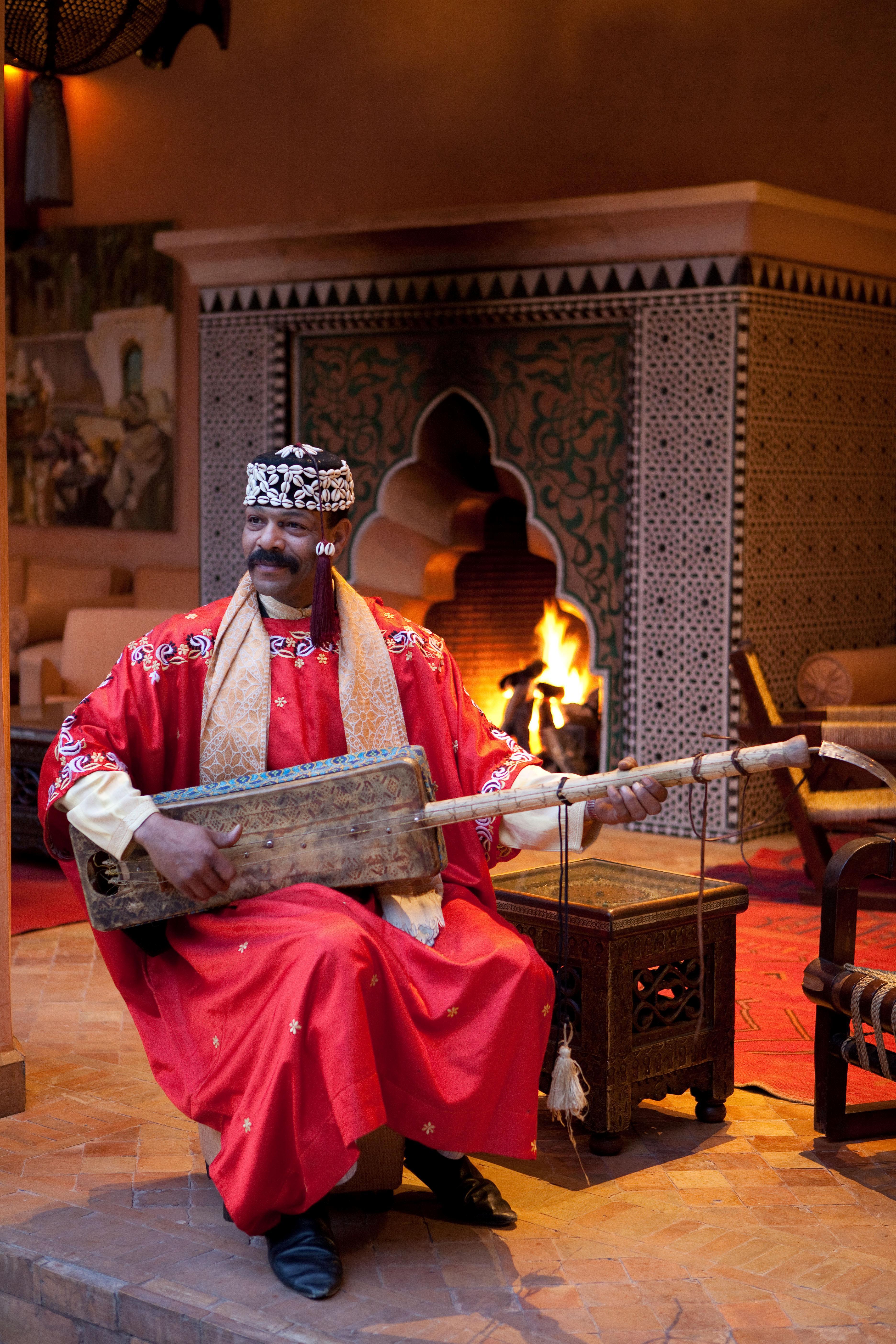 Les Jardins De La Koutoubia Hotel Marrakesh Exterior foto Gnaou musician playing the guembri
